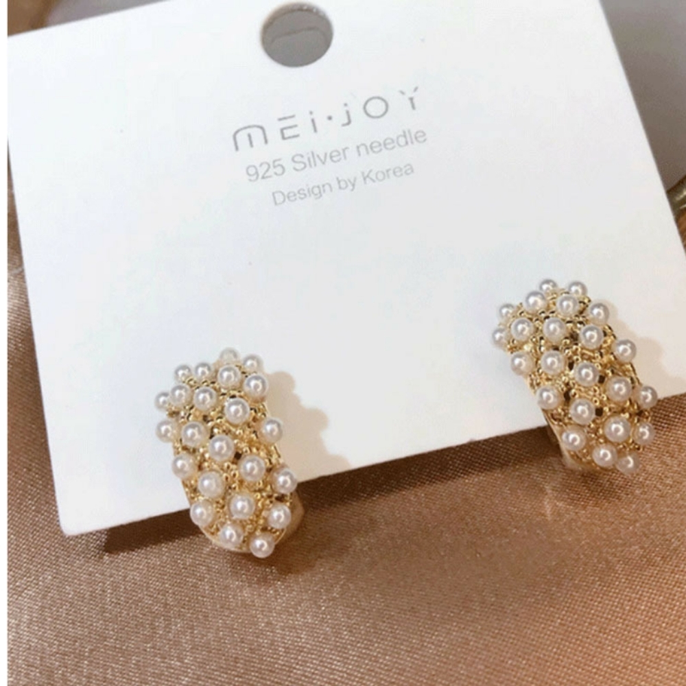 Small pearl fantasy earrings